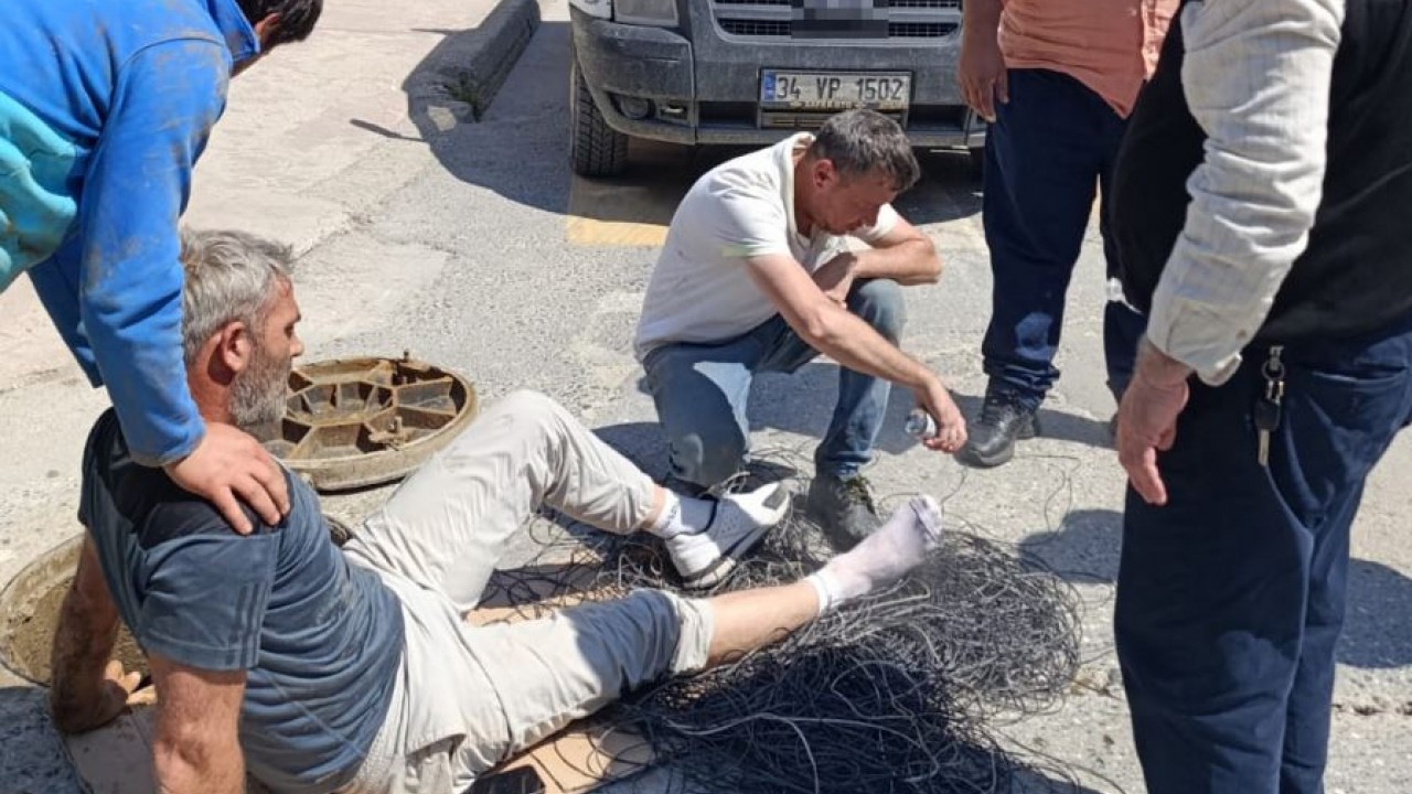 Servis aracı, cadde üzerinde çalışan işçinin ayağını ezdi
