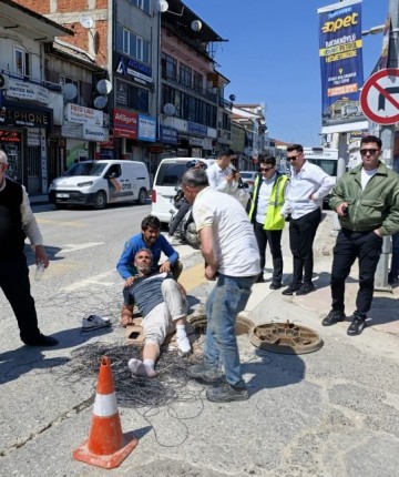 Servis aracı, cadde üzerinde çalışan işçinin ayağını ezdi