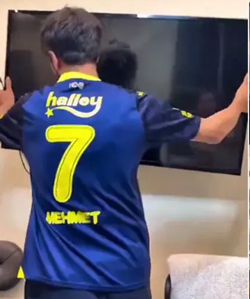 Sonuca kızdı televizyonu pencereden attı