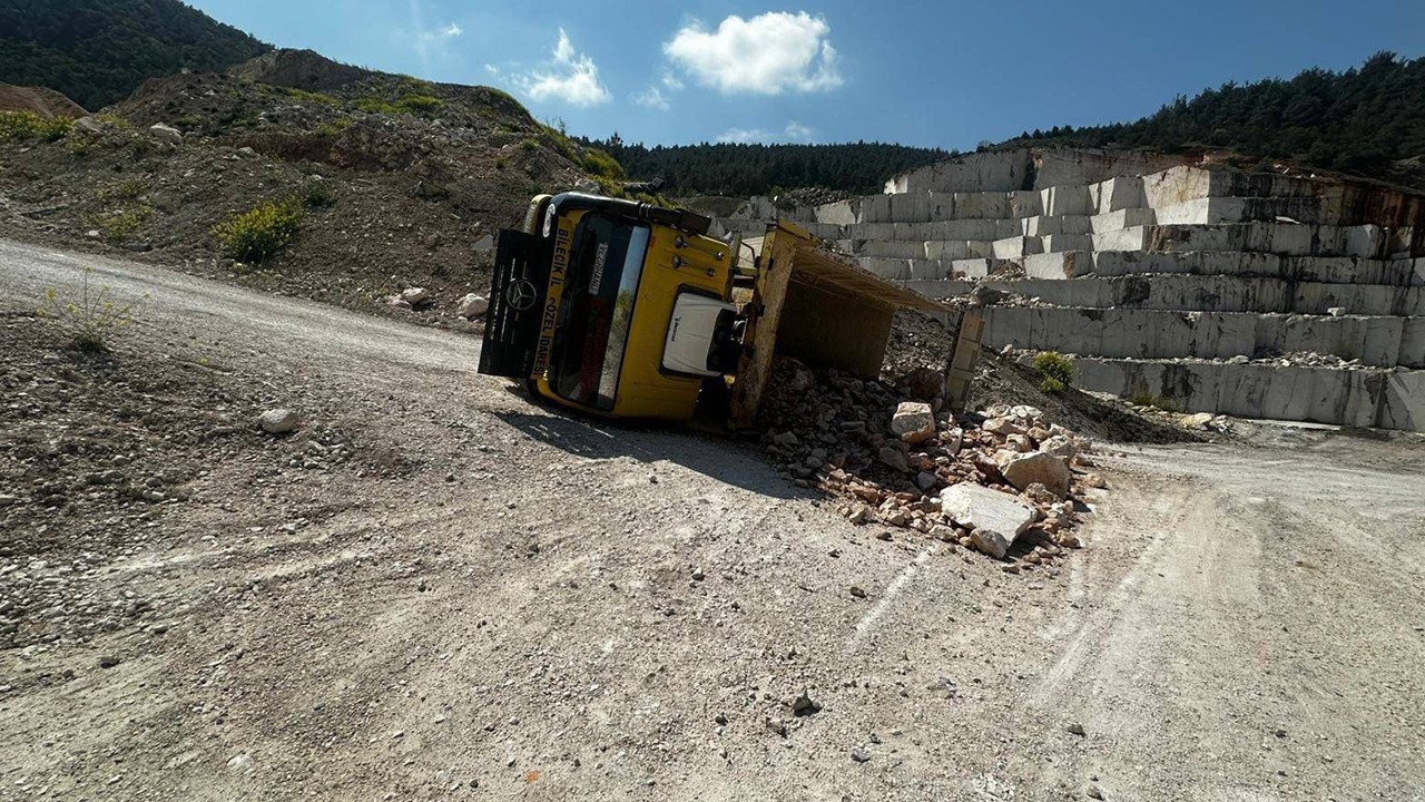 Taş yüklü kamyon devrildi: 2 yaralı