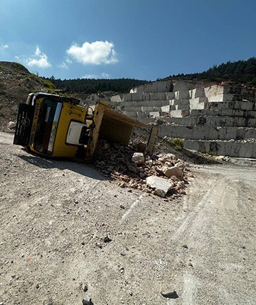 Taş yüklü kamyon devrildi: 2 yaralı