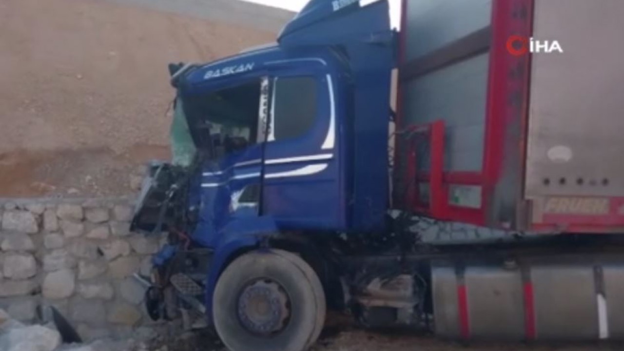 Tır rampaya çarptı, fırlayan mermerler minibüsü parçaladı: 1 ölü, 3 yaralı