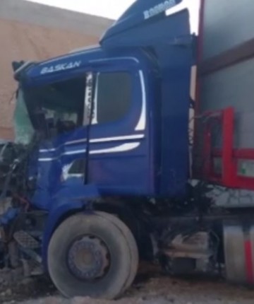 Tır rampaya çarptı, fırlayan mermerler minibüsü parçaladı: 1 ölü, 3 yaralı