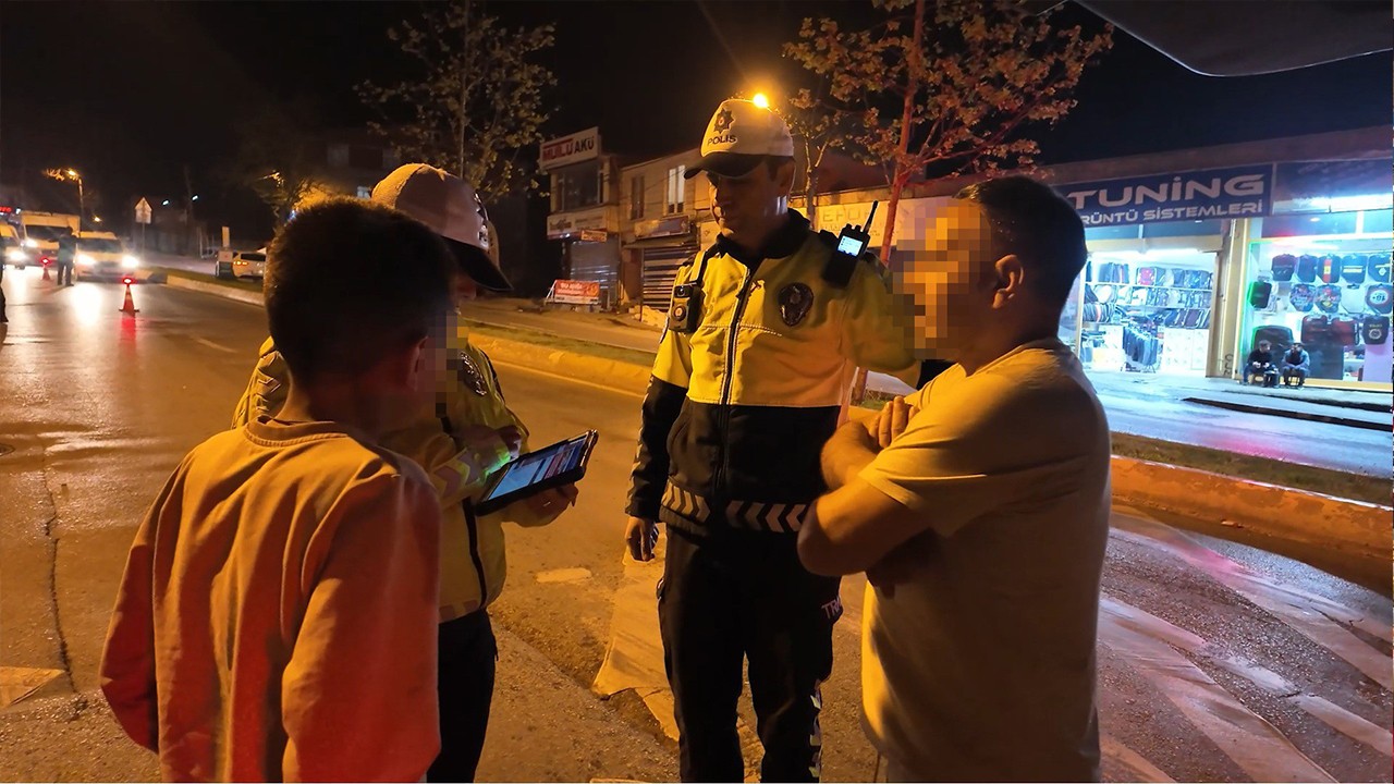 13 yaşındaki çocuğa direksiyonu verdi, savunması pes dedirtti