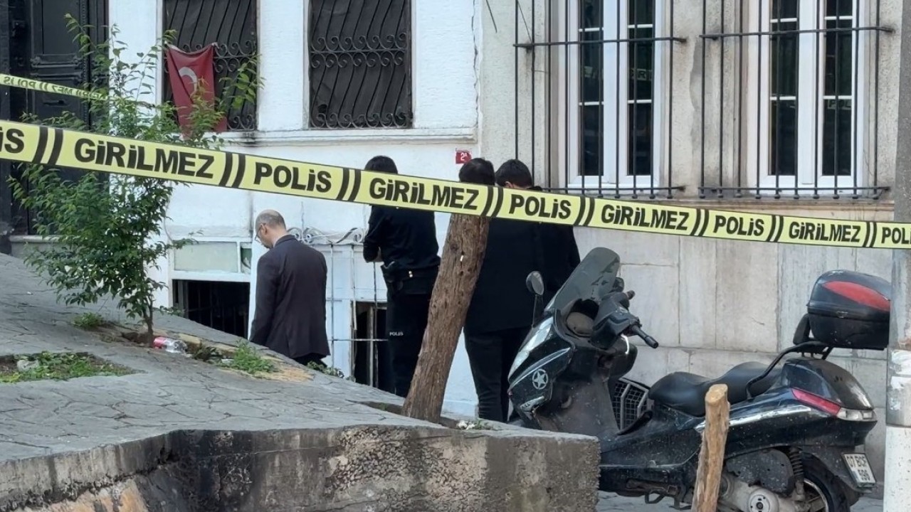 Bir kişi apartman dairesinde ölü bulundu