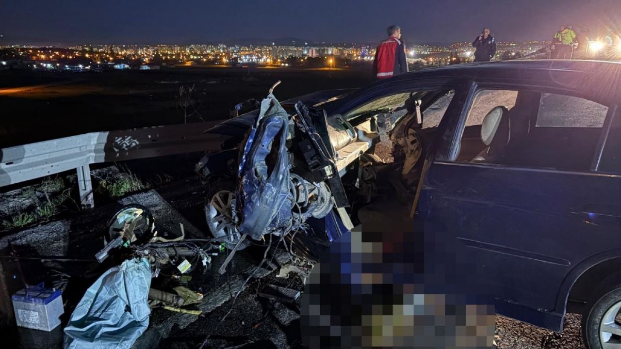 Otomobil bariyerlere ok gibi saplandı: 1 ağır yaralı