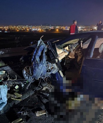 Otomobil bariyerlere ok gibi saplandı: 1 ağır yaralı