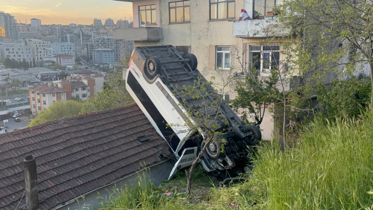 Servis aracı gecekondunun çatısına uçtu: 1 yaralı