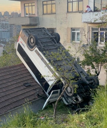 Servis aracı gecekondunun çatısına uçtu: 1 yaralı