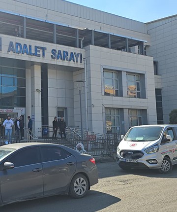 Tutuklandığını öğrenen şüpheli adliyede camdan atladı