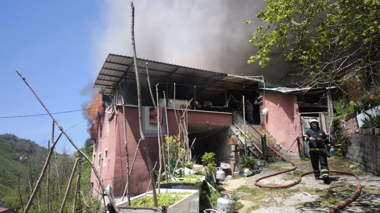 Yangında eşyalar küle döndü, Kur’an-ı Kerim zarar görmedi