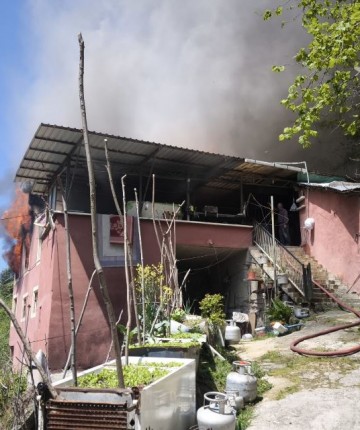 Yangında eşyalar küle döndü, Kur’an-ı Kerim zarar görmedi