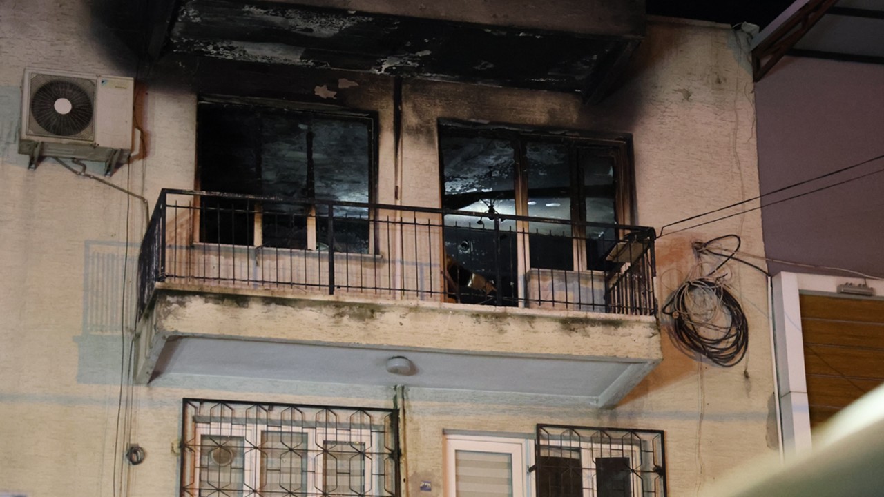 Evde çıkan yangında baba öldü, oğlu entübe edildi