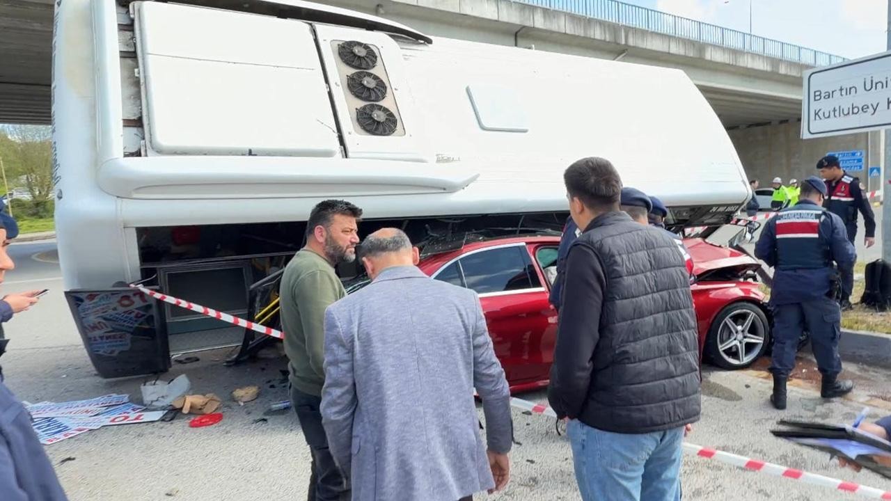 Öğrencileri taşıyan otobüs otomobilin üzerine devrildi: Çok sayıda yaralı var