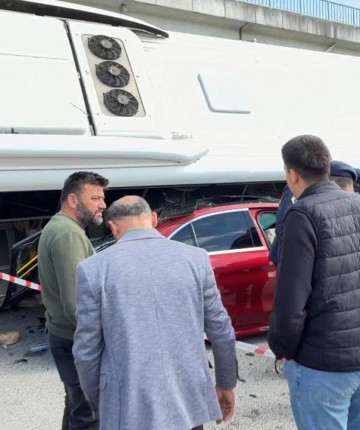 Öğrencileri taşıyan otobüs otomobilin üzerine devrildi: Çok sayıda yaralı var