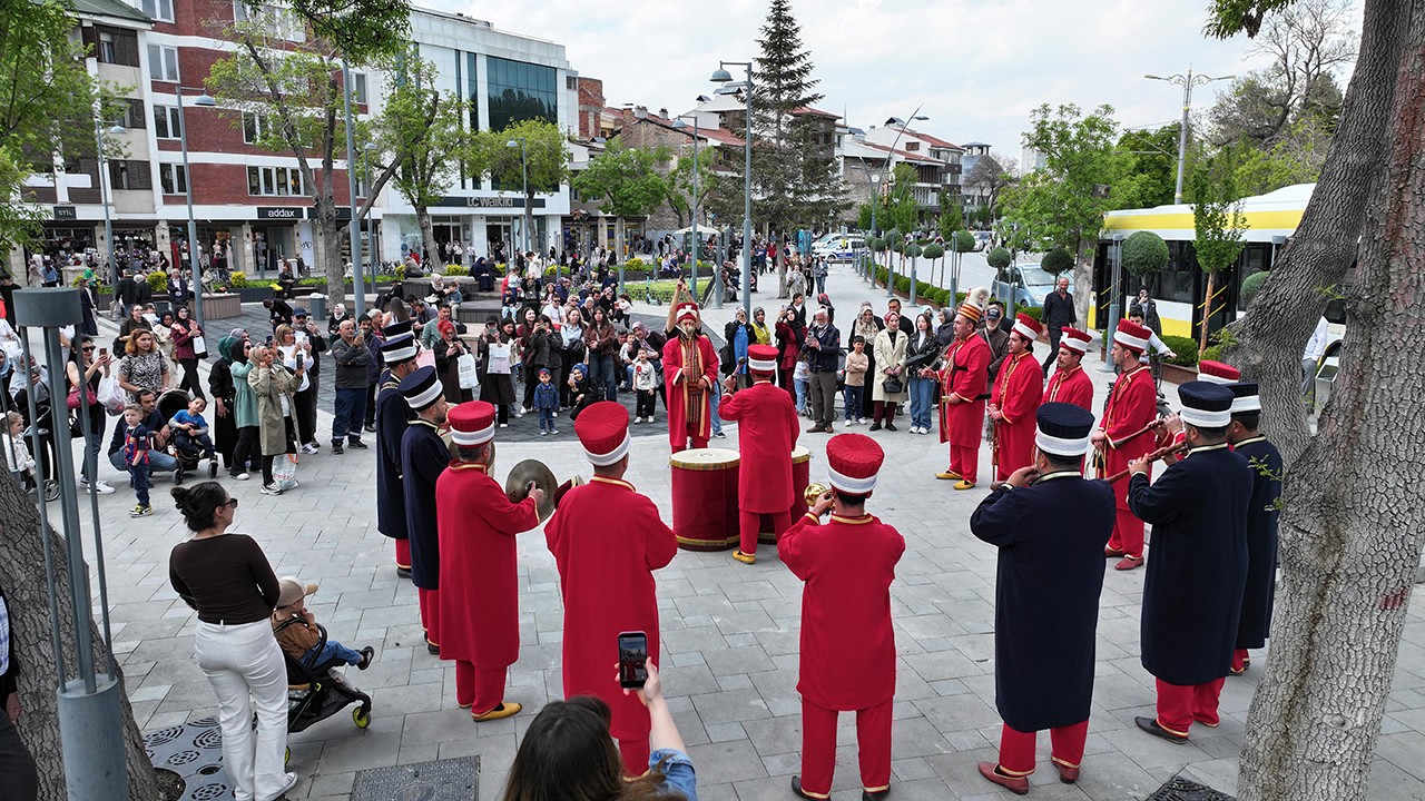 Konya Büyükşehir mehter takımı ile şehrin meydanlarında mehter coşkusu sürüyor