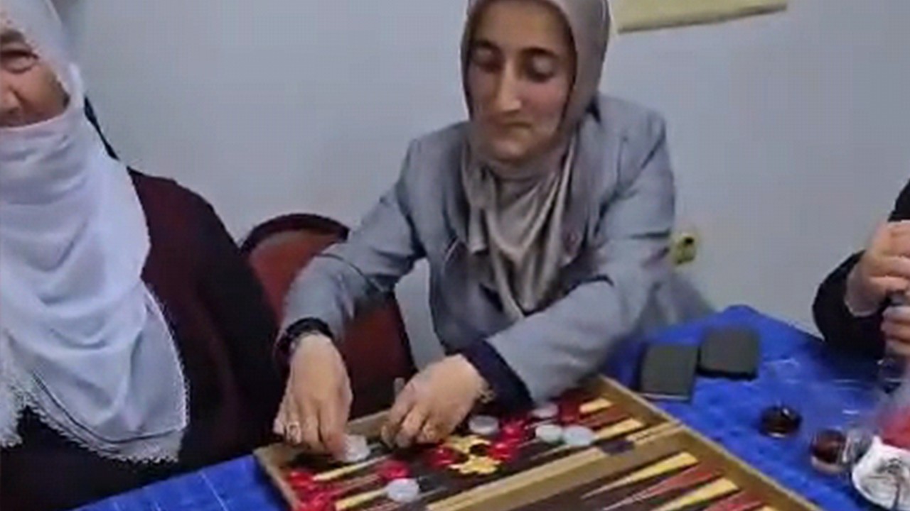 Kadın muhtar seçim vaadini yerine getirdi, kadınlar kahveye erkekler eve gitti