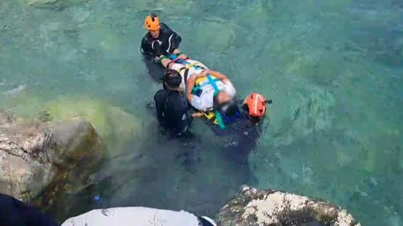 Kayalıklardan düşerek yaralanan şahıs için ekipler alarma geçti