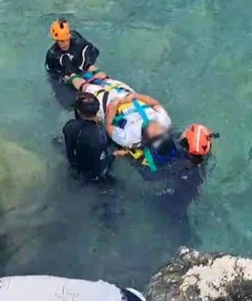 Kayalıklardan düşerek yaralanan şahıs için ekipler alarma geçti