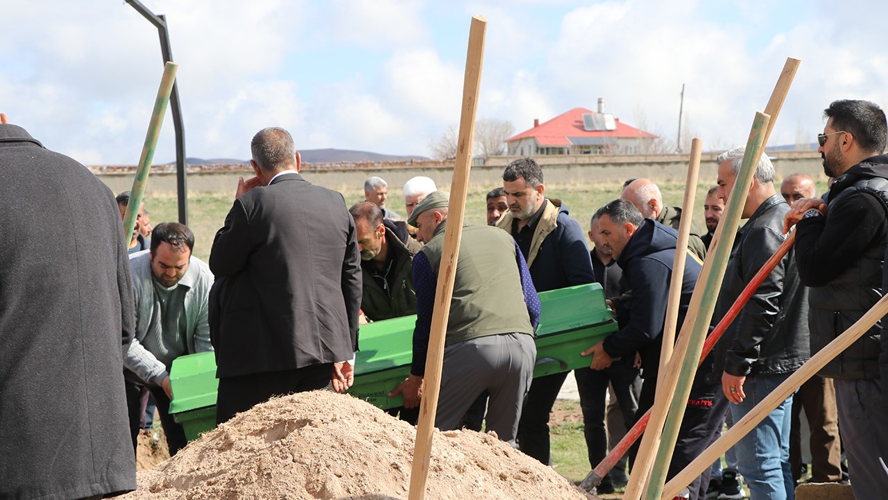 Köpek saldırısında ölen 5 yaşındaki Hamza toprağa verildi