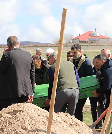 Köpek saldırısında ölen 5 yaşındaki Hamza toprağa verildi