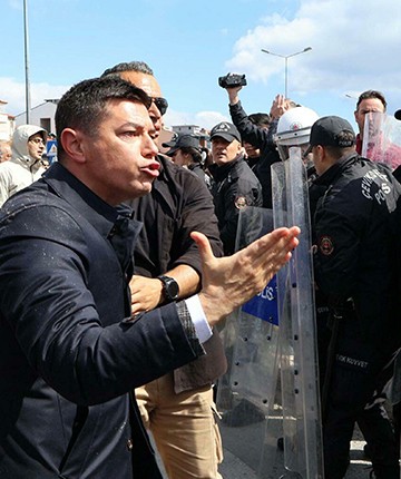 Polise saldırdığı öne sürülen belediye başkanına 5 ay hapis