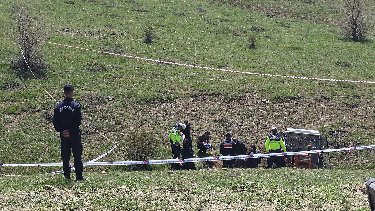 Traktör dere yatağına devrildi: 1 ölü, 3 yaralı