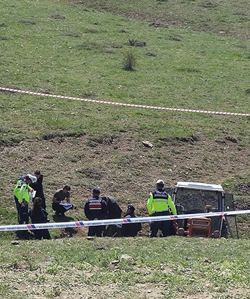 Traktör dere yatağına devrildi: 1 ölü, 3 yaralı