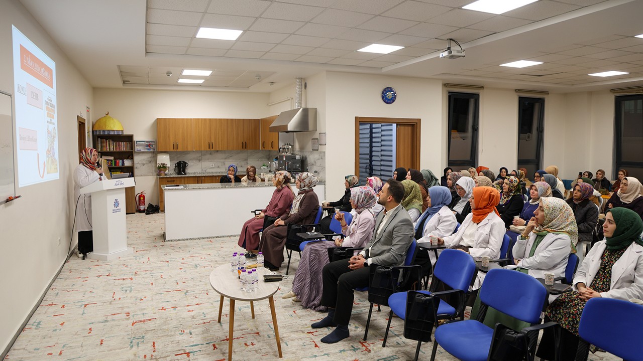 Hatice Hatun Mahalle Külliyesi Çocuk Mektebi’nde aileler eğitim seminerleri ile bilgilendiriliyor