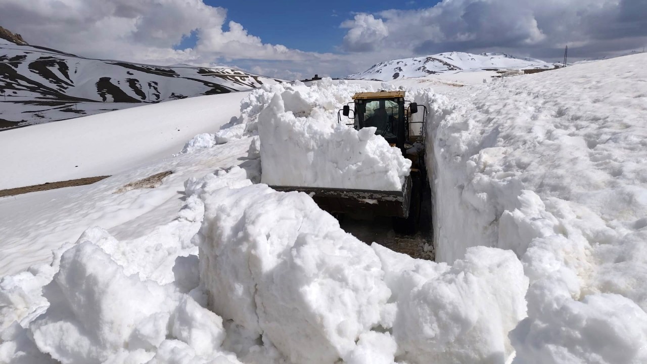 İran sınırında 3 metreyi aşan karda yol açma çalışması