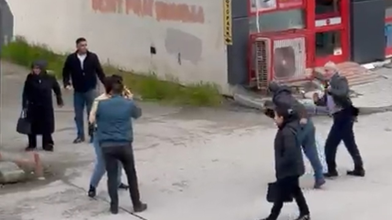 Sokak ortasında 2 kişi tarafından darbedildi