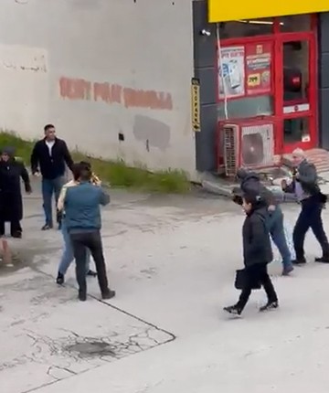 Sokak ortasında 2 kişi tarafından darbedildi