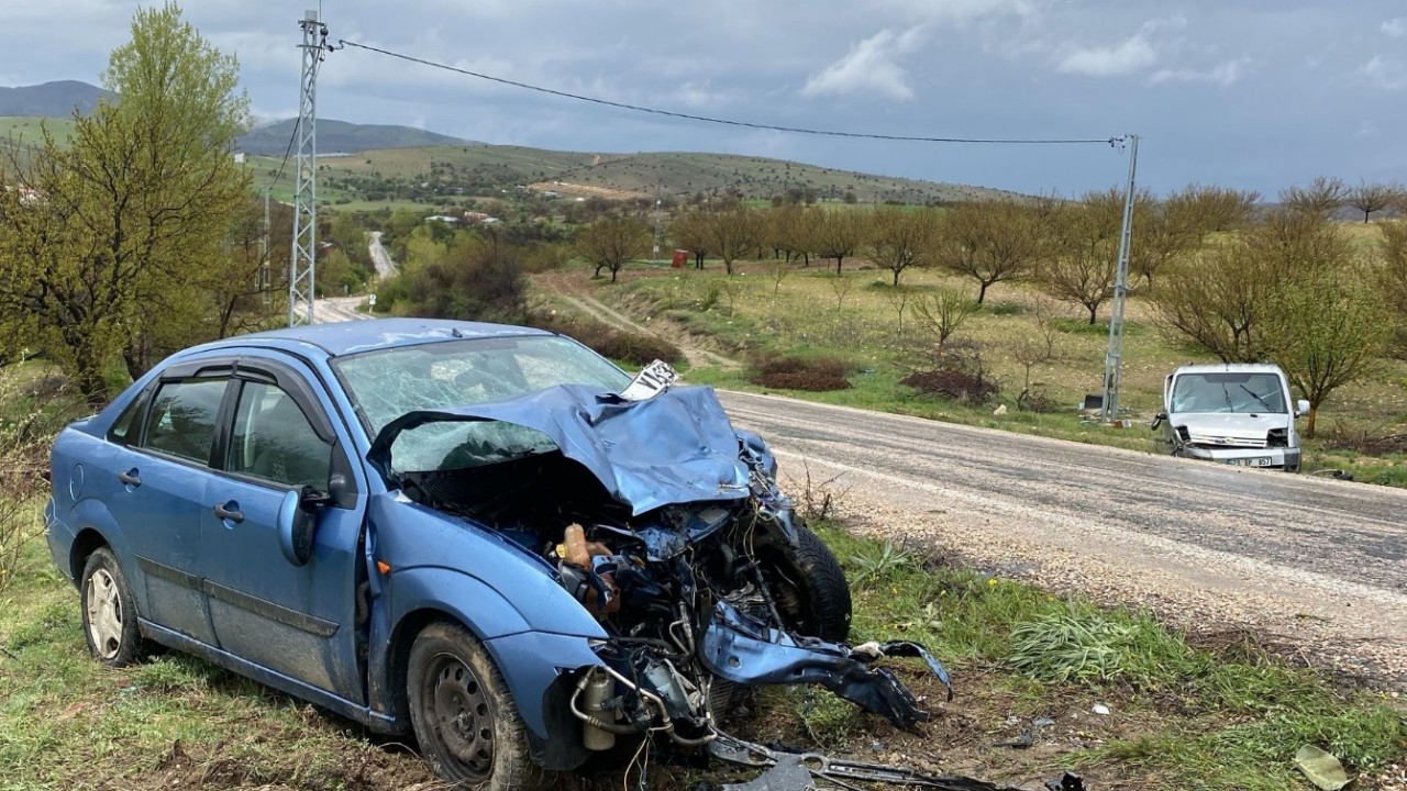 Hafif ticari araçla otomobil çarpıştı: 1 ölü
