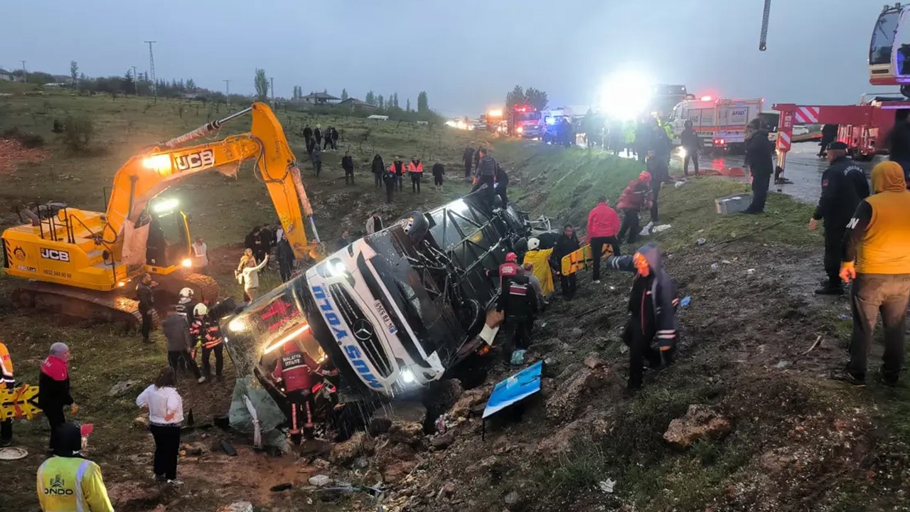 Yolcu otobüsü şarampole devrildi! 4 kişi öldü, 15 kişi yaralandı
