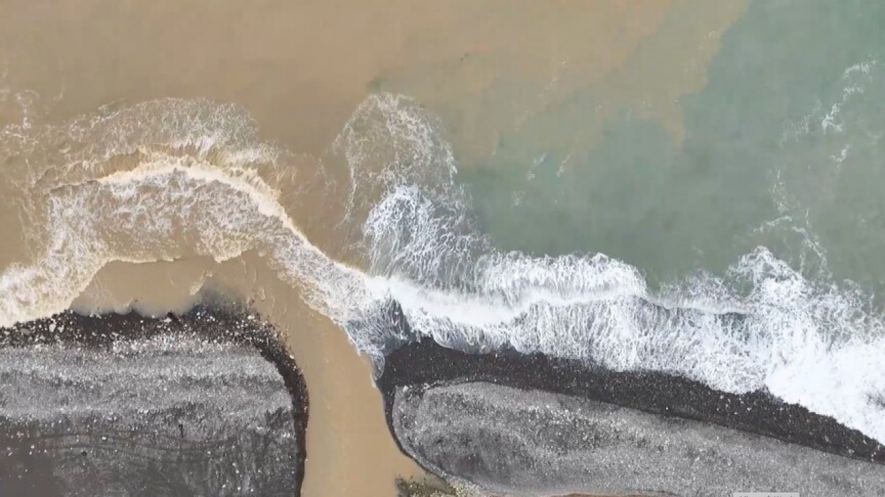 Sağanaklar Karadeniz'in rengini değiştirdi