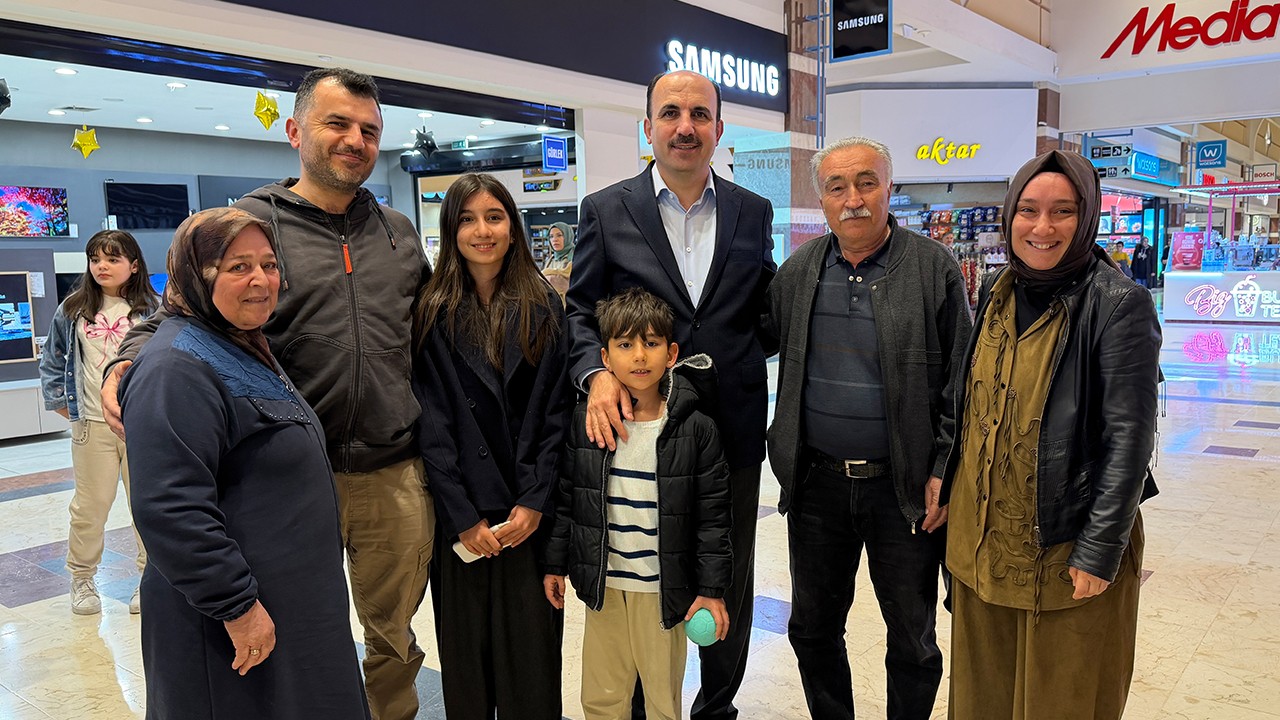 Başkan Altay alışveriş merkezinde esnafla ve vatandaşlarla buluştu