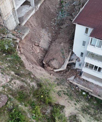 Çöken istinat duvarı evlerin içine girdi
