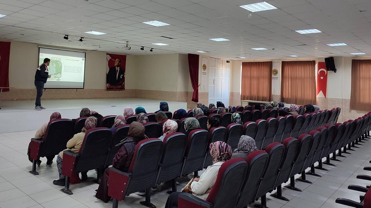 Konya’da "En İyi Narkotik Polisi Anne" seminerleri düzenlendi