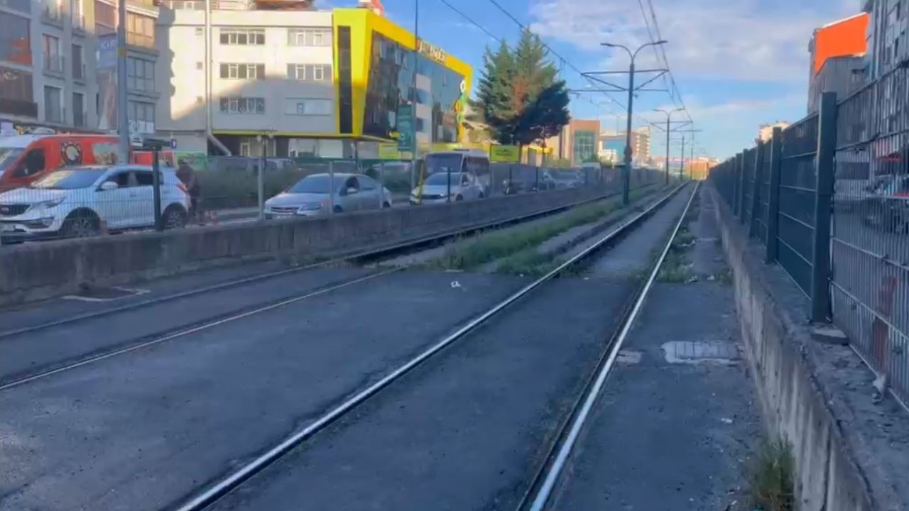Tramvay ile motosiklet çarpıştı: 1 ağır yaralı