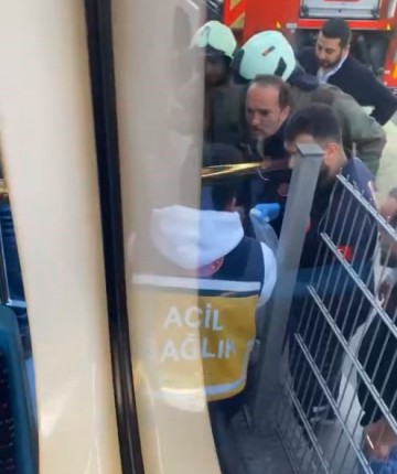 Tramvay ile motosiklet çarpıştı: 1 ağır yaralı