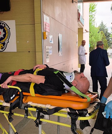 Devrilen motosikletin sürücüsü polis memuru yaralandı