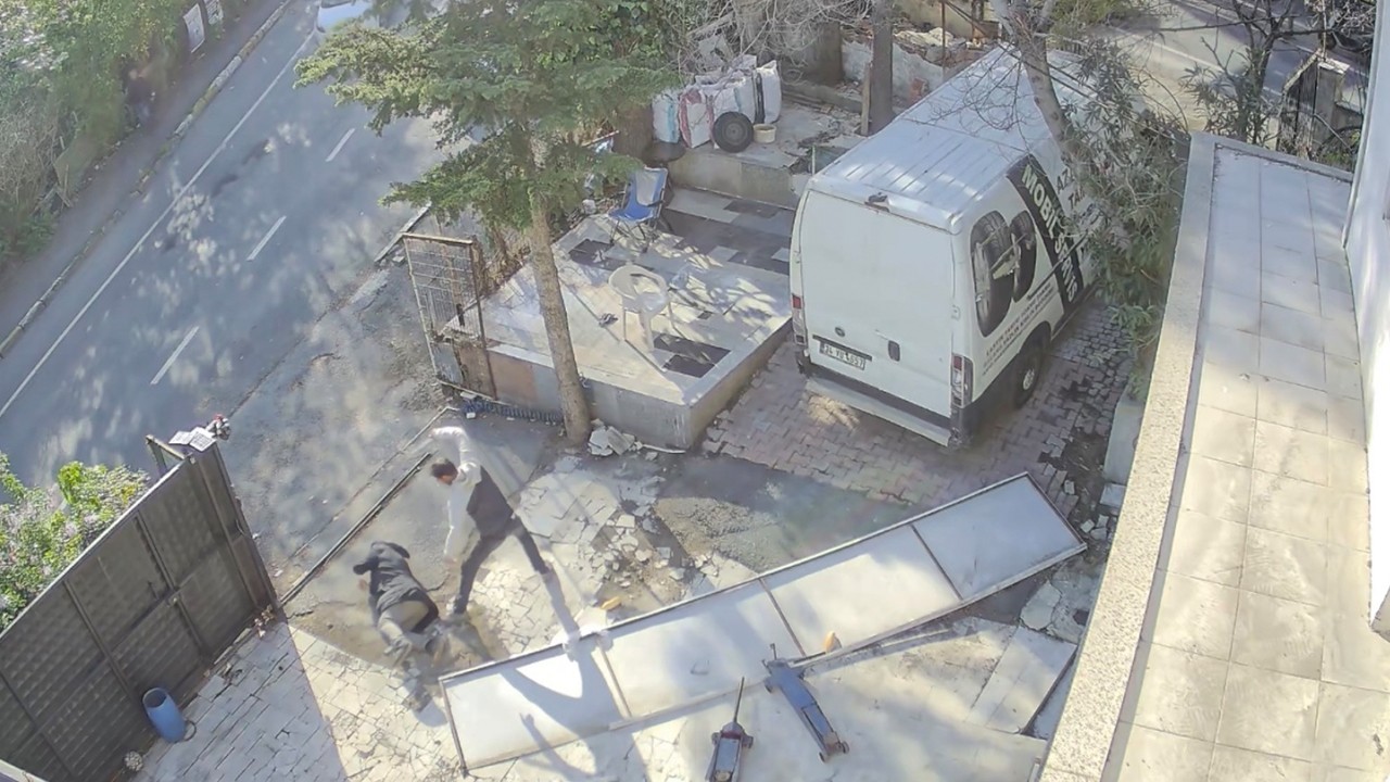 Eski kiracı 74 yaşındaki iş yeri sahibini dövdü: Yere yatırıp, odunu sırtımda kırdı