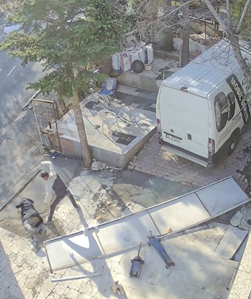 Eski kiracı 74 yaşındaki iş yeri sahibini dövdü: Yere yatırıp, odunu sırtımda kırdı