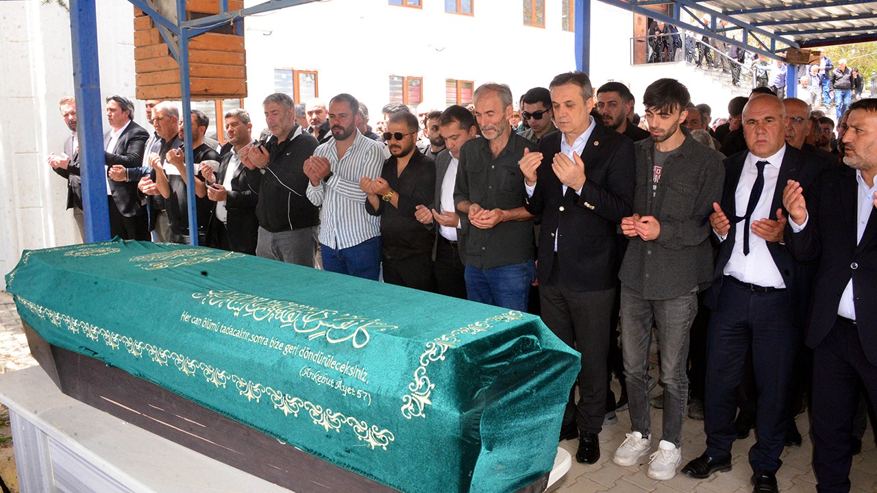 Öldürüldükten sonra cesedi yakılan Kübra toprağa verildi