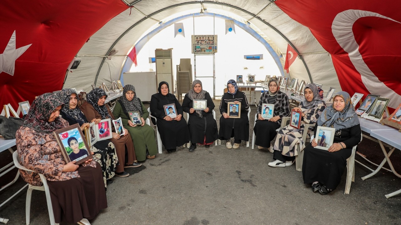 Diyarbakır anneleri, Anneler Günü'nde evlatlarından gelecek müjdeli haberi bekliyor