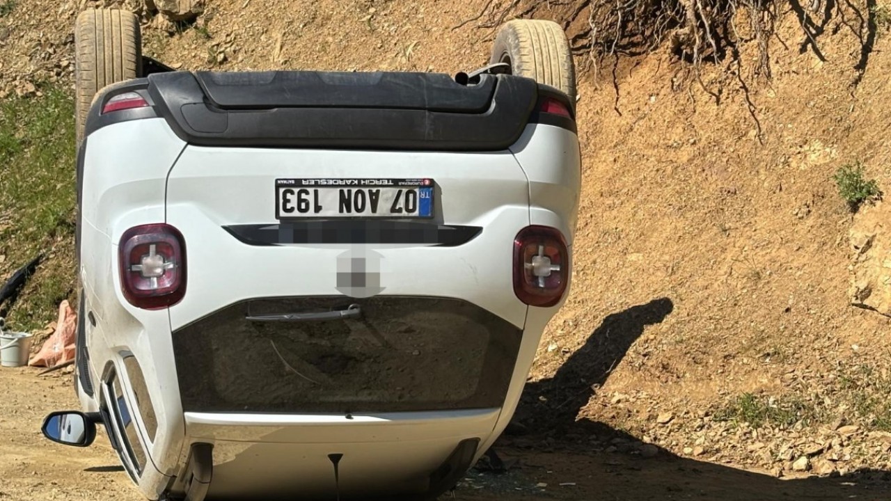 Pancar toplamaya gidenleri taşıyan araç takla attı: 4 yaralı