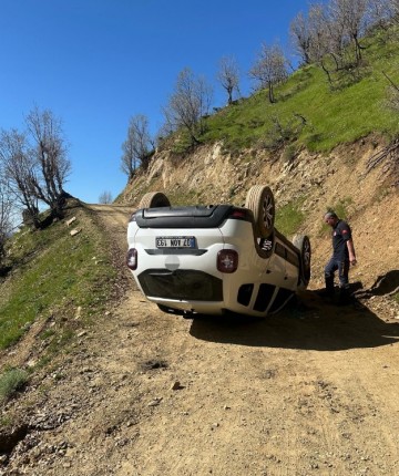Pancar toplamaya gidenleri taşıyan araç takla attı: 4 yaralı