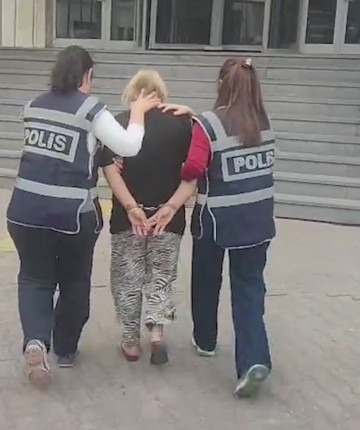 Hırsızlık suçundan 70 yıl cezası bulunan kadın polisten kaçamadı