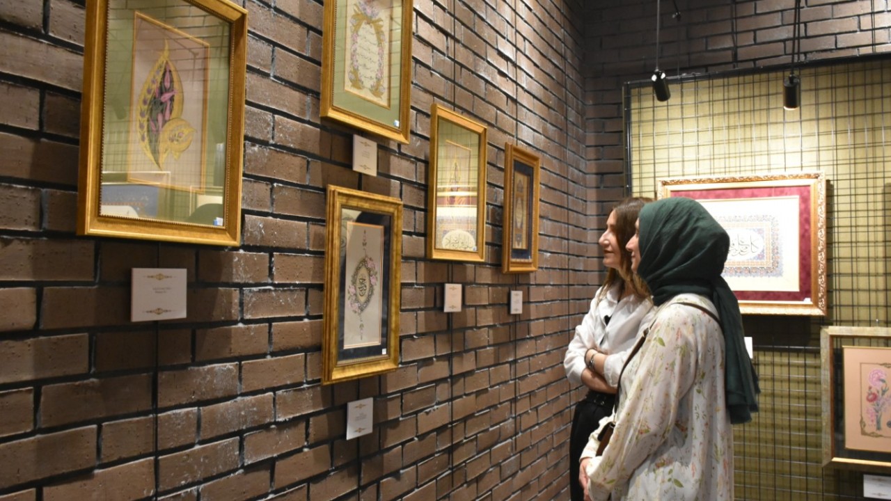 Tezhip sanatçısı Mamure Öz ve öğrencilerinin eserleri Konya'da sanatseverlerle buluştu