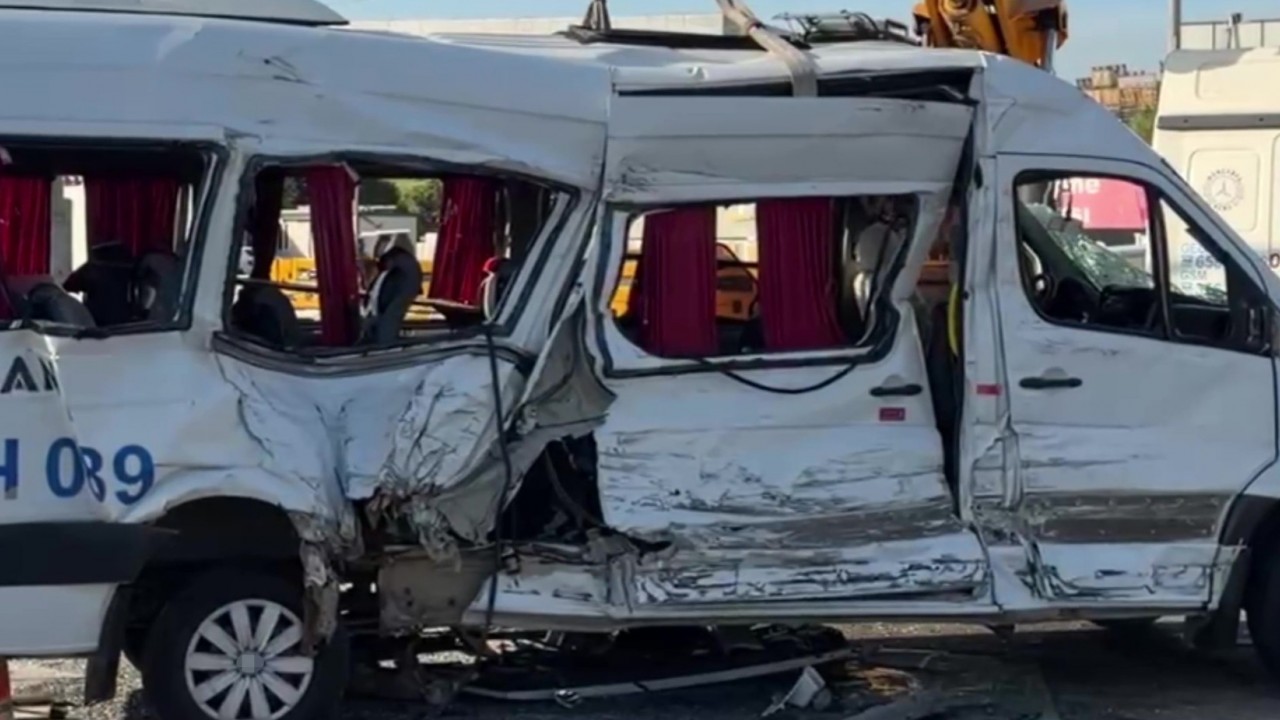Tırla çarpışan işçi servisi devrildi: 8 yaralı